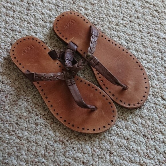 UGG Australia Bria Leather Thong Sandals size 37 - Picture 1 of 9